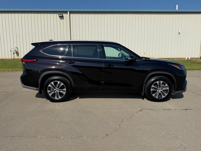 Toyota Highlander Vehicle Full-screen Gallery Image 2
