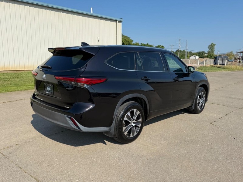 Toyota Highlander Vehicle Full-screen Gallery Image 3