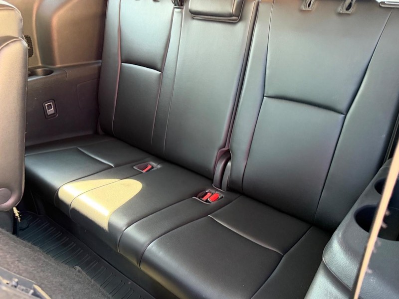 Toyota Highlander Vehicle Full-screen Gallery Image 8