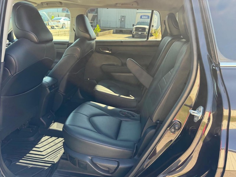 Toyota Highlander Vehicle Full-screen Gallery Image 9