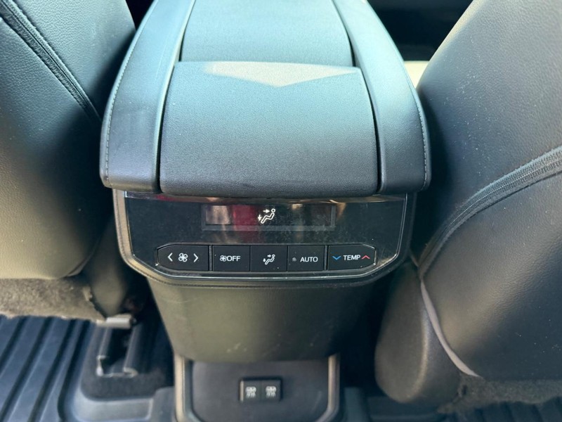 Toyota Highlander Vehicle Full-screen Gallery Image 10