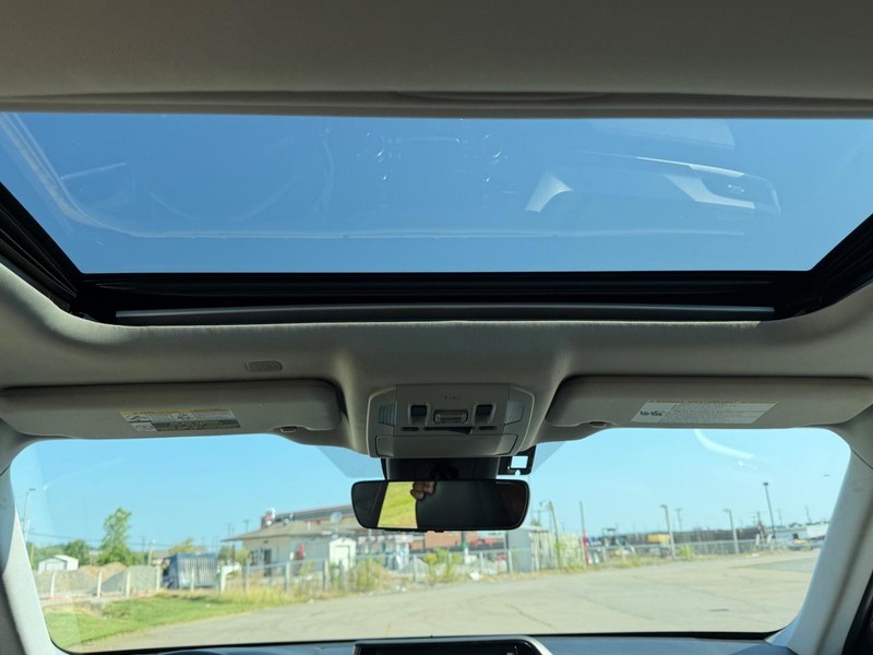 Toyota Highlander Vehicle Full-screen Gallery Image 11