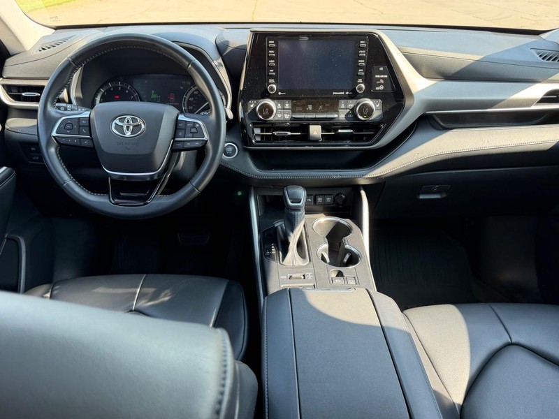 Toyota Highlander Vehicle Full-screen Gallery Image 12