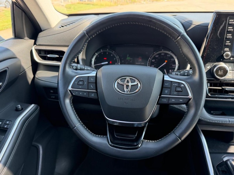 Toyota Highlander Vehicle Full-screen Gallery Image 13