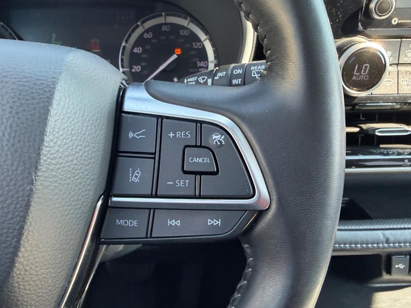 Toyota Highlander Vehicle Full-screen Gallery Image 15