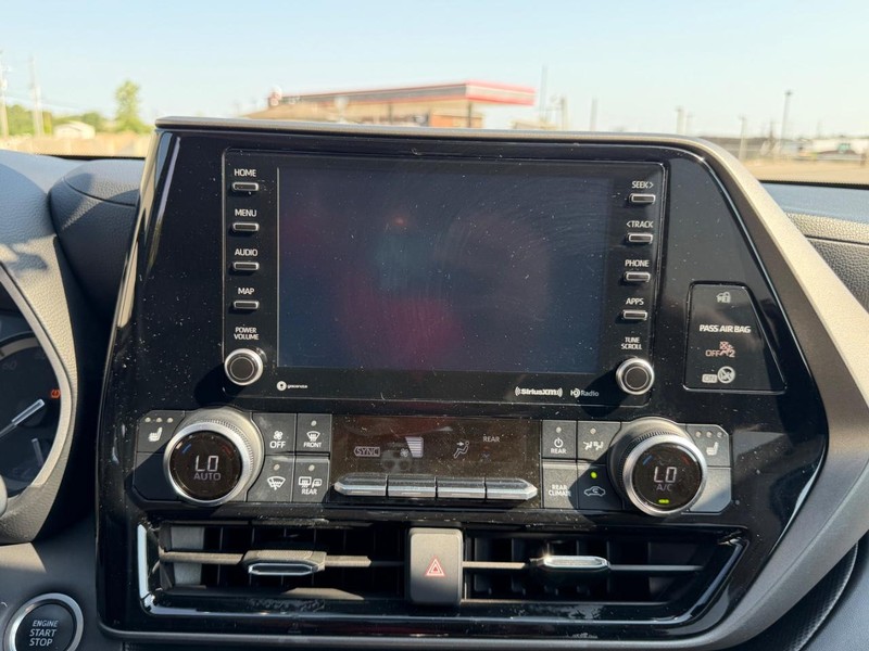 Toyota Highlander Vehicle Full-screen Gallery Image 16