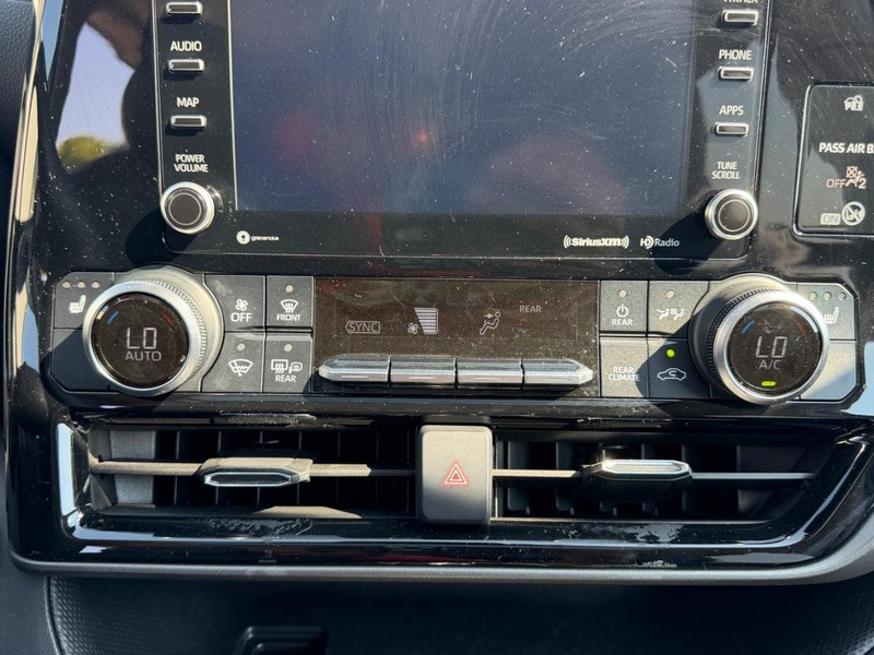 Toyota Highlander Vehicle Full-screen Gallery Image 17