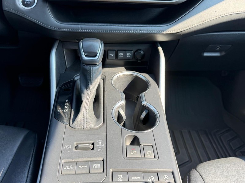 Toyota Highlander Vehicle Full-screen Gallery Image 18
