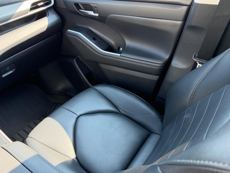 Toyota Highlander Vehicle Full-screen Gallery Image 19