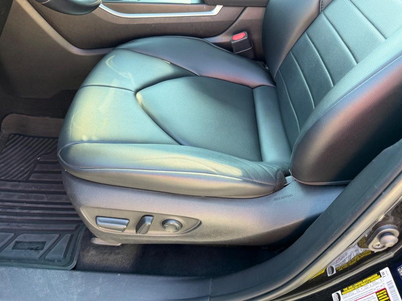 Toyota Highlander Vehicle Full-screen Gallery Image 21
