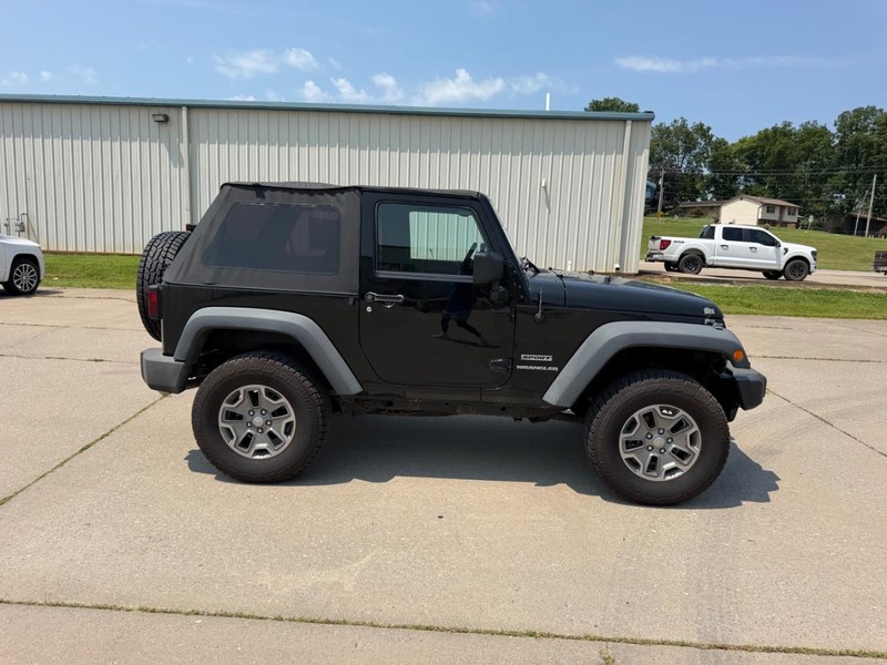 Jeep Wrangler Vehicle Full-screen Gallery Image 2