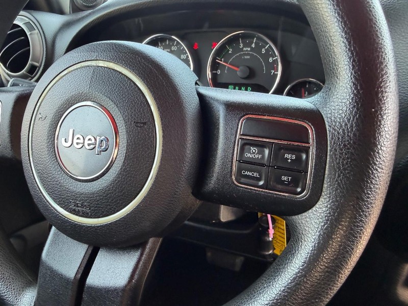 Jeep Wrangler Vehicle Full-screen Gallery Image 11