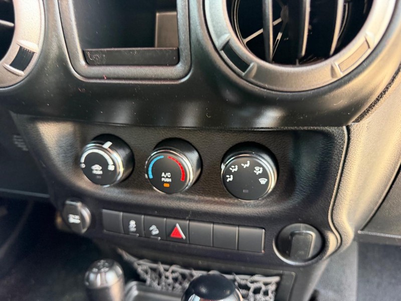 Jeep Wrangler Vehicle Full-screen Gallery Image 13