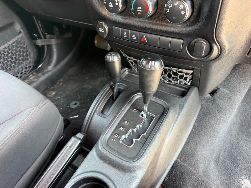 Jeep Wrangler Vehicle Full-screen Gallery Image 14