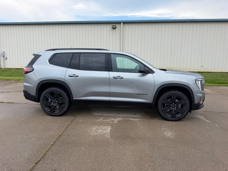 GMC Acadia Vehicle Full-screen Gallery Image 2