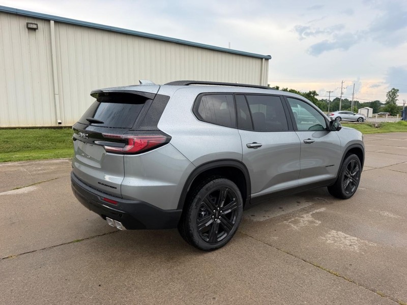 GMC Acadia Vehicle Full-screen Gallery Image 3