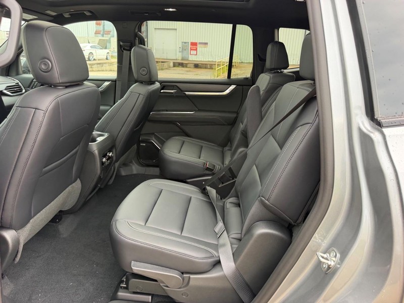 GMC Acadia Vehicle Full-screen Gallery Image 9