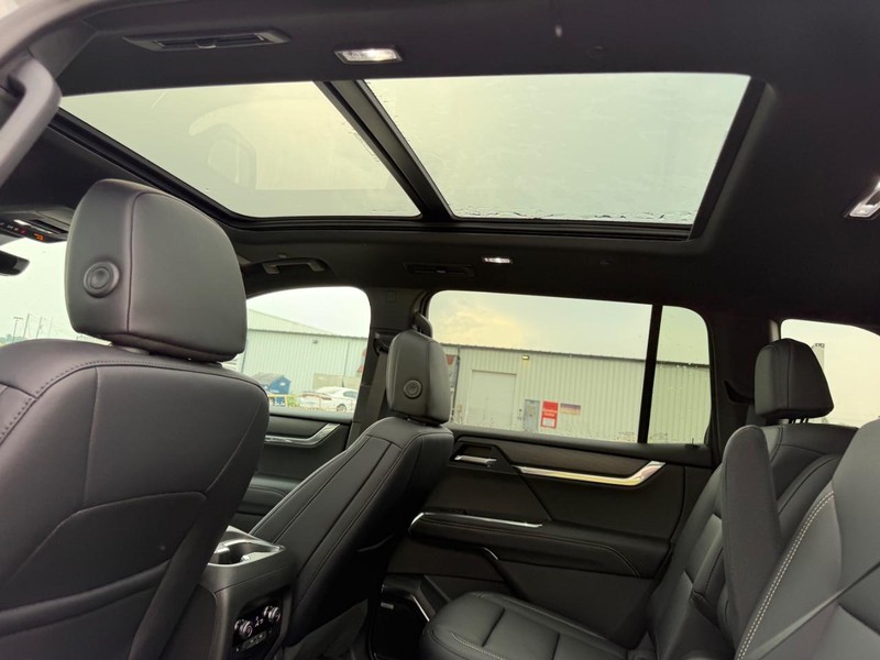GMC Acadia Vehicle Full-screen Gallery Image 10