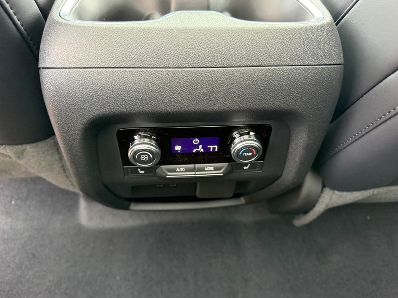 GMC Acadia Vehicle Full-screen Gallery Image 11