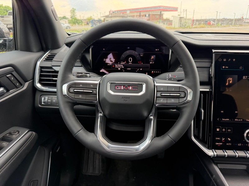 GMC Acadia Vehicle Full-screen Gallery Image 13