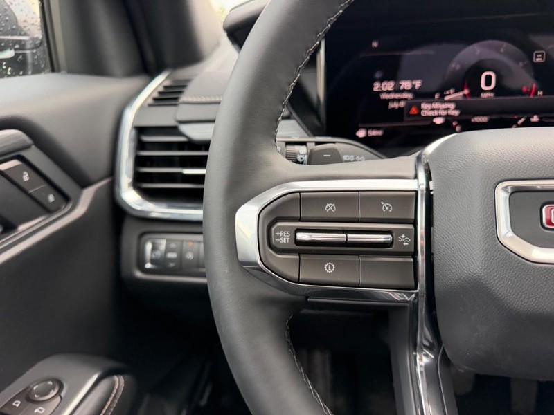 GMC Acadia Vehicle Full-screen Gallery Image 14