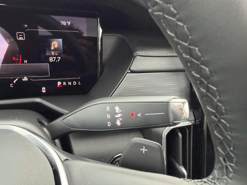 GMC Acadia Vehicle Full-screen Gallery Image 16