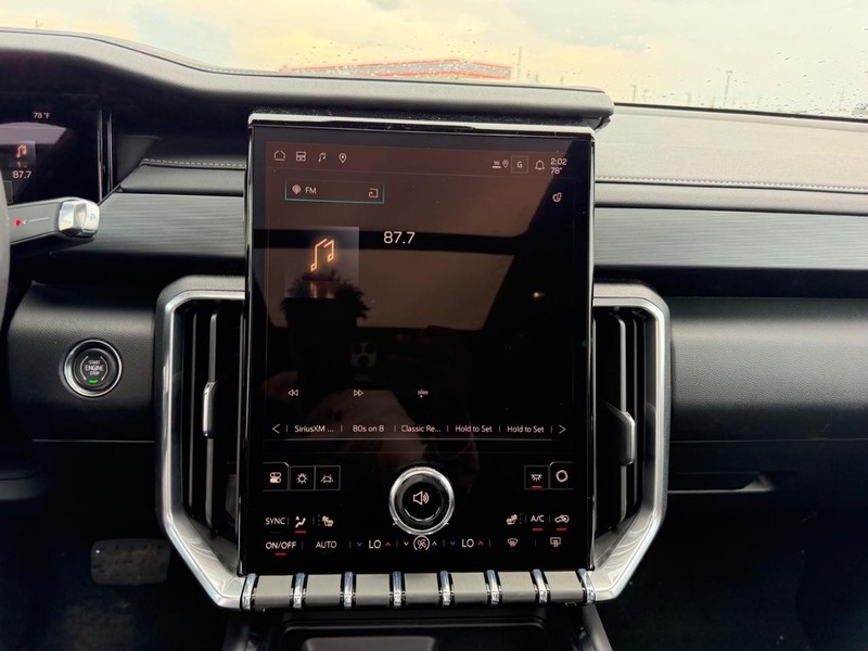 GMC Acadia Vehicle Full-screen Gallery Image 17
