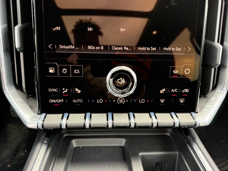 GMC Acadia Vehicle Full-screen Gallery Image 18