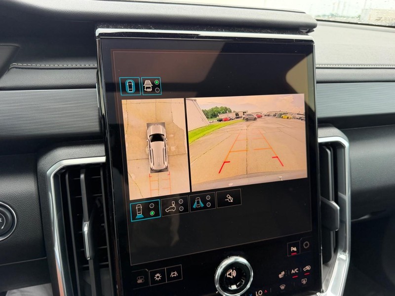 GMC Acadia Vehicle Full-screen Gallery Image 23