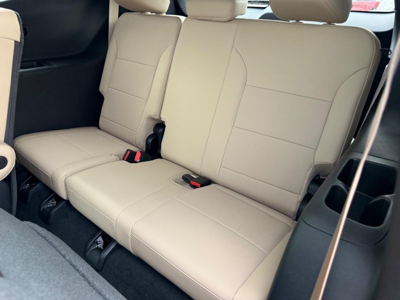 Buick Enclave Vehicle Full-screen Gallery Image 8