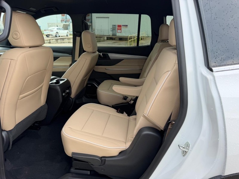 Buick Enclave Vehicle Full-screen Gallery Image 9
