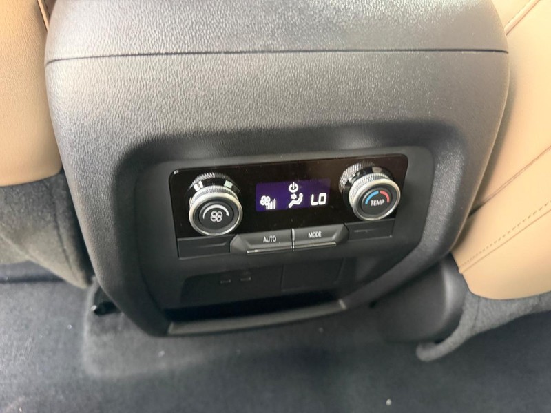 Buick Enclave Vehicle Full-screen Gallery Image 10