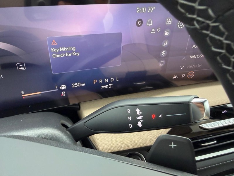 Buick Enclave Vehicle Full-screen Gallery Image 15