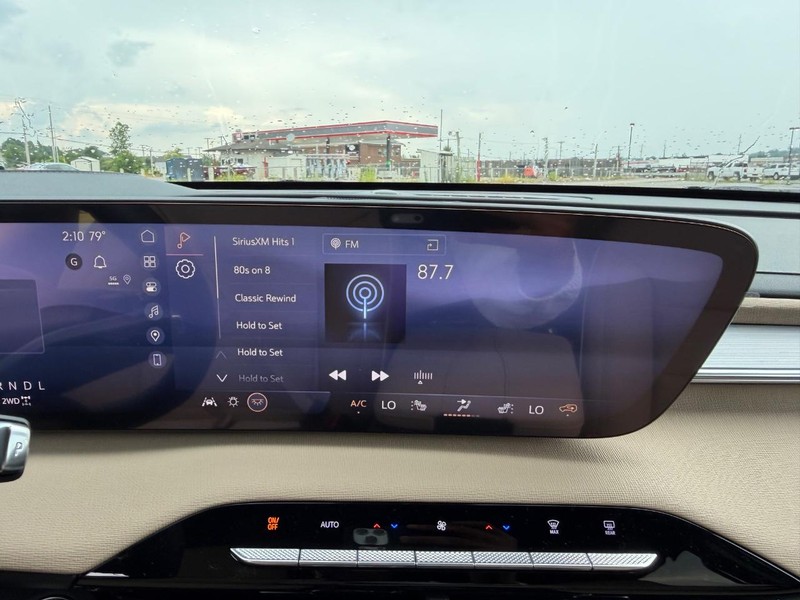 Buick Enclave Vehicle Full-screen Gallery Image 16