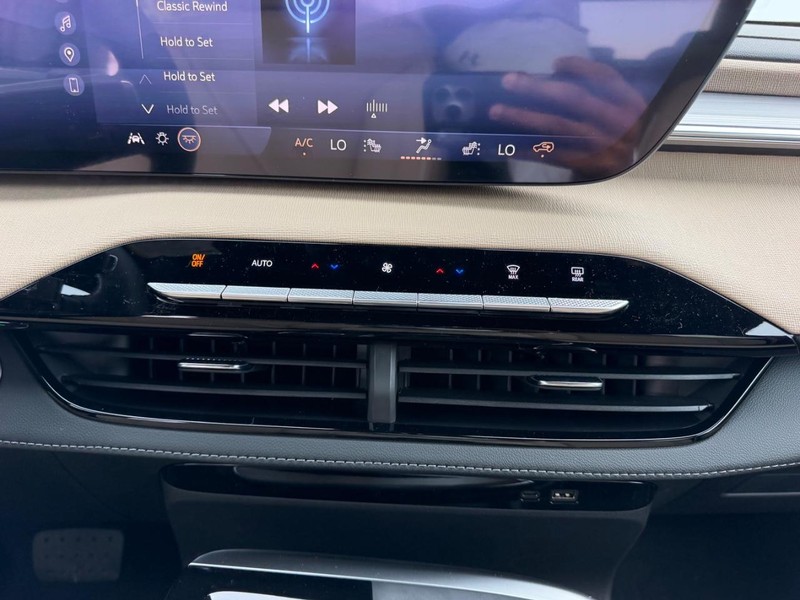 Buick Enclave Vehicle Full-screen Gallery Image 17