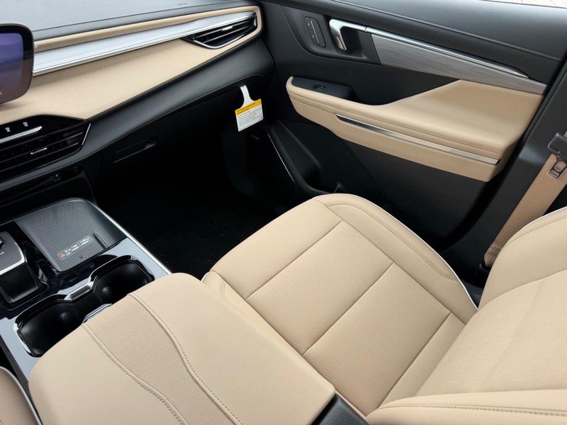 Buick Enclave Vehicle Full-screen Gallery Image 18