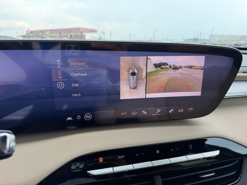 Buick Enclave Vehicle Full-screen Gallery Image 22