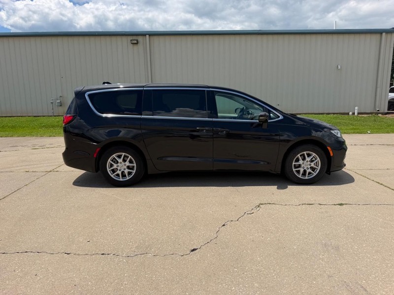 Chrysler Pacifica Vehicle Full-screen Gallery Image 2