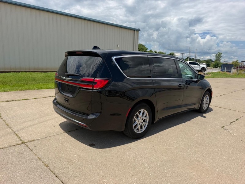 Chrysler Pacifica Vehicle Full-screen Gallery Image 3