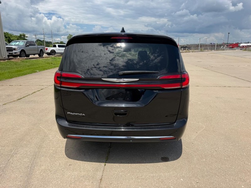 Chrysler Pacifica Vehicle Full-screen Gallery Image 5