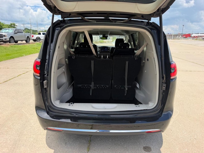Chrysler Pacifica Vehicle Full-screen Gallery Image 6
