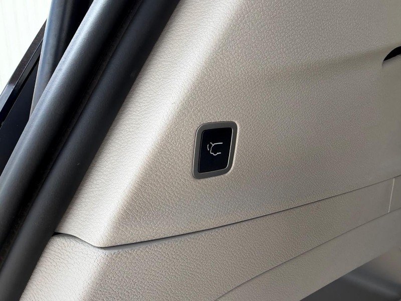 Chrysler Pacifica Vehicle Full-screen Gallery Image 7