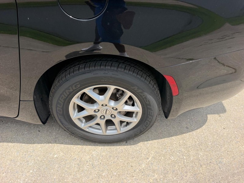 Chrysler Pacifica Vehicle Full-screen Gallery Image 8