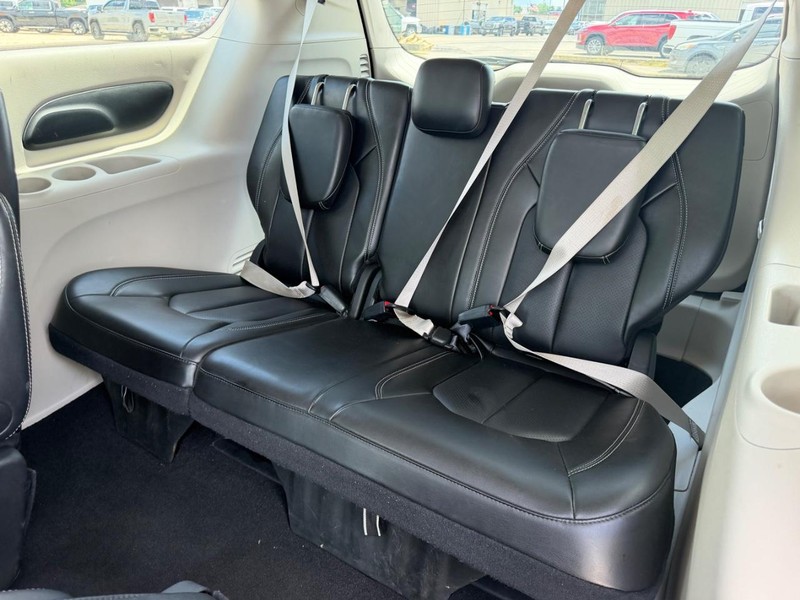 Chrysler Pacifica Vehicle Full-screen Gallery Image 9