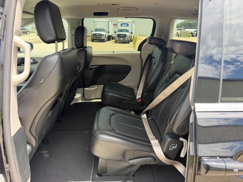 Chrysler Pacifica Vehicle Full-screen Gallery Image 10