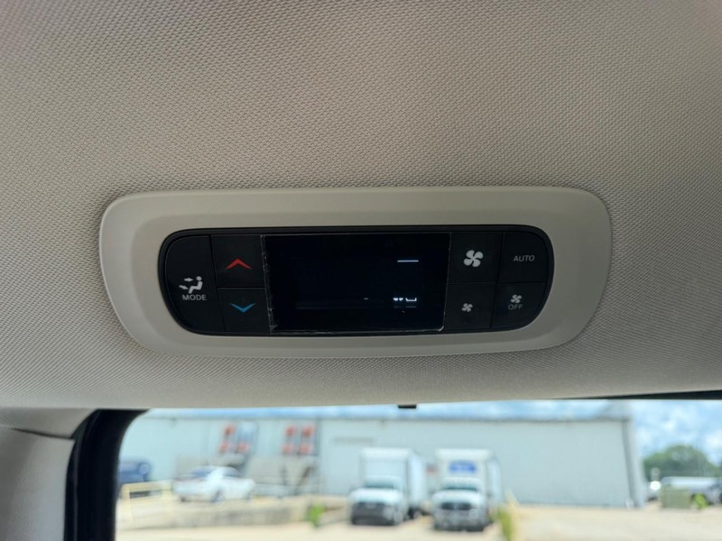 Chrysler Pacifica Vehicle Full-screen Gallery Image 11