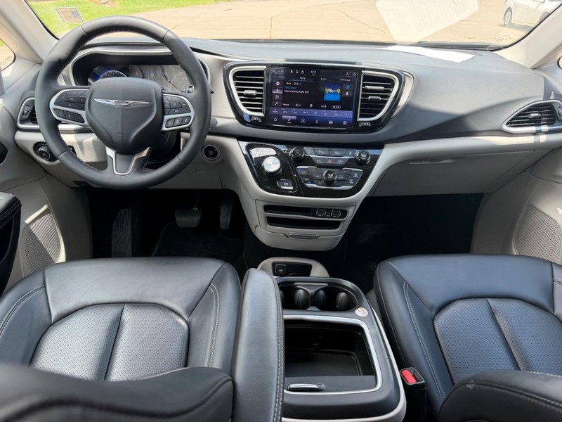 Chrysler Pacifica Vehicle Full-screen Gallery Image 13