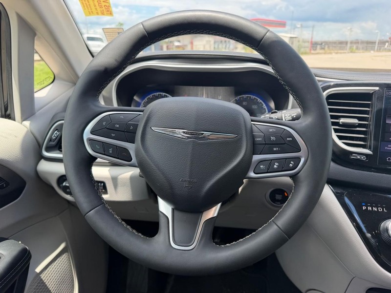 Chrysler Pacifica Vehicle Full-screen Gallery Image 14