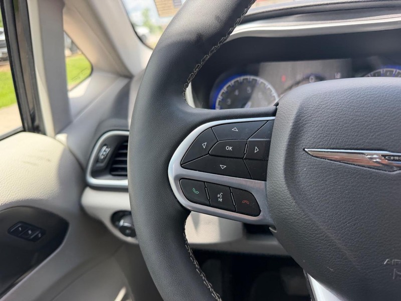 Chrysler Pacifica Vehicle Full-screen Gallery Image 15