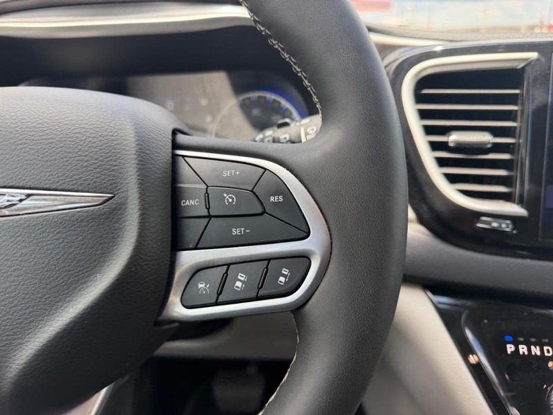 Chrysler Pacifica Vehicle Full-screen Gallery Image 16